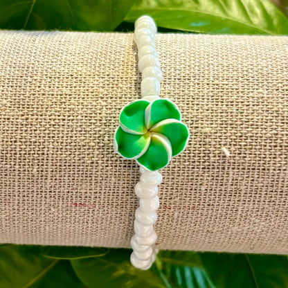 Armband mit weißen Perlen und Hawaiiblume