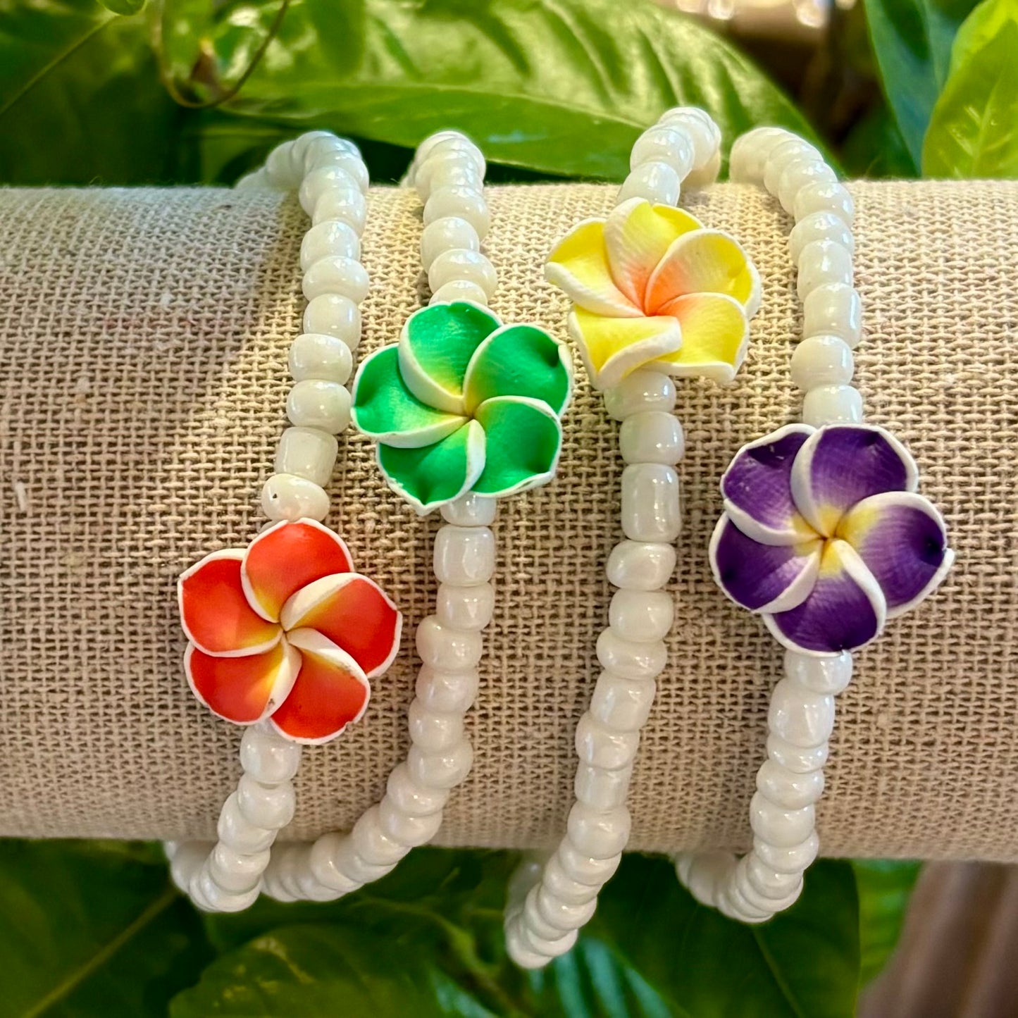 Armband med vita pärlor och hawaiisk blomma Armband med vita pärlor och hawaiisk blomma