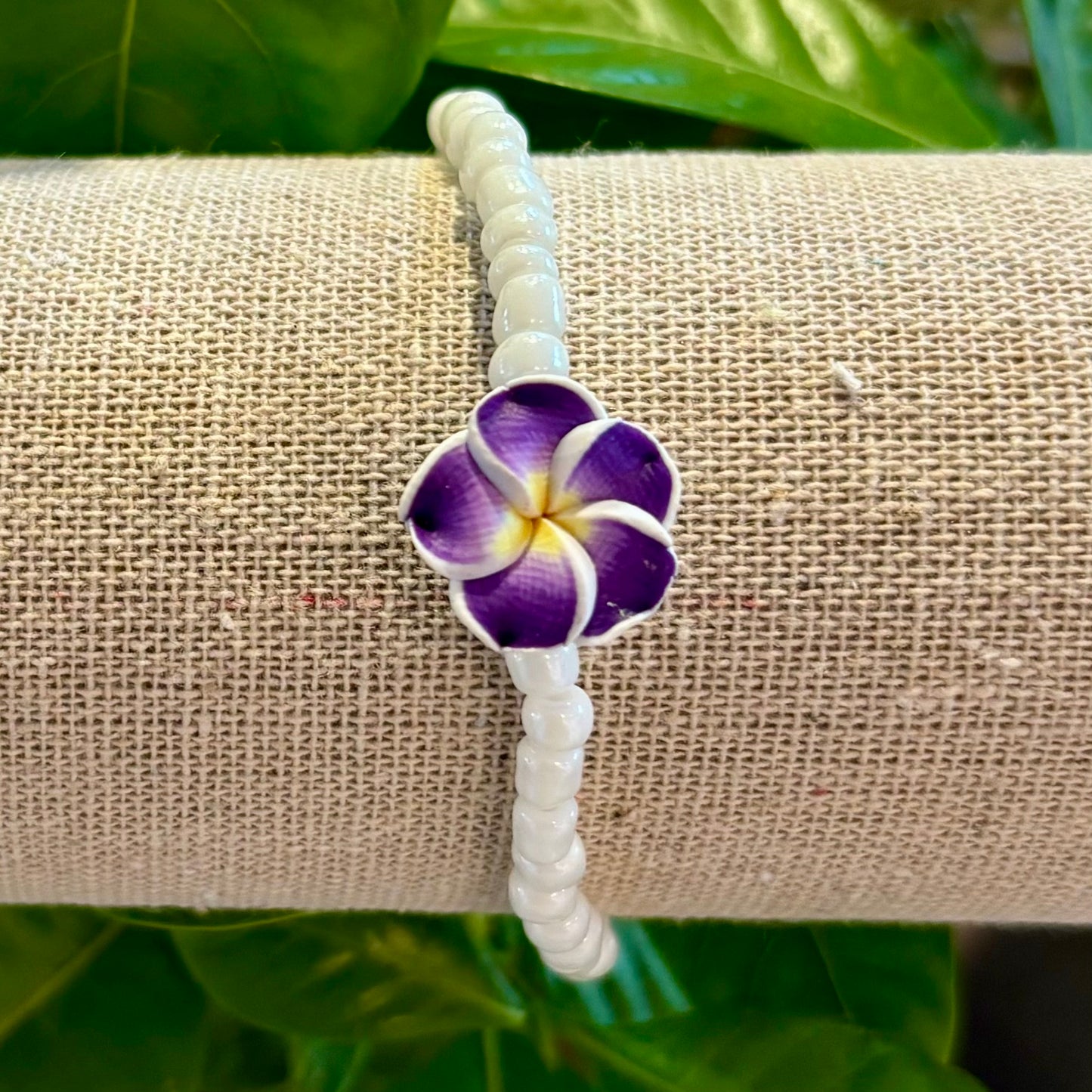 Armband mit weißen Perlen und Hawaiiblume Armband mit weißen Perlen und Hawaiiblume