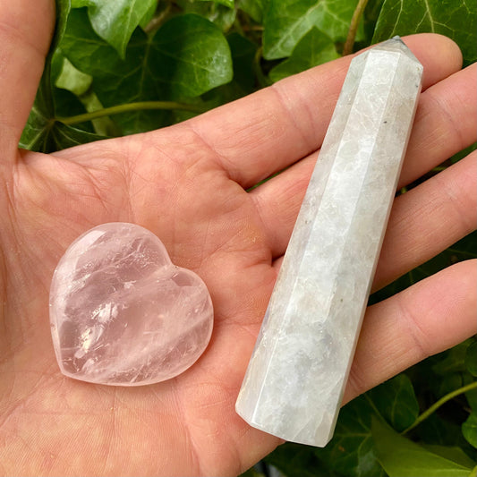 Billede af Liebesgeschenk - Obelisk aus Regenbogen-Mondstein und Herz aus Rosenquarz