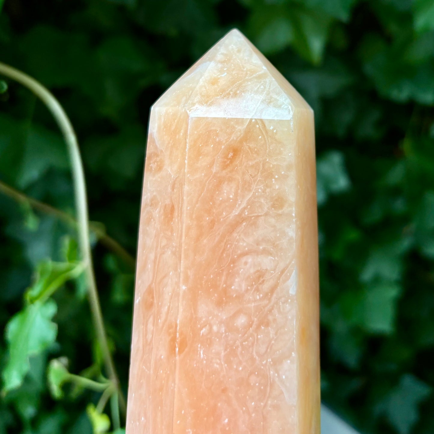 Obelisk aus orangefarbenem Calcit - 22,5 cm Obelisk aus orangefarbenem Calcit - 22,5 cm