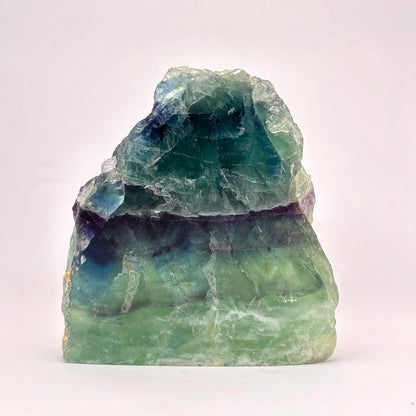 Rainbow fluorite mountain, ena sidan polerad - 10,5 cm