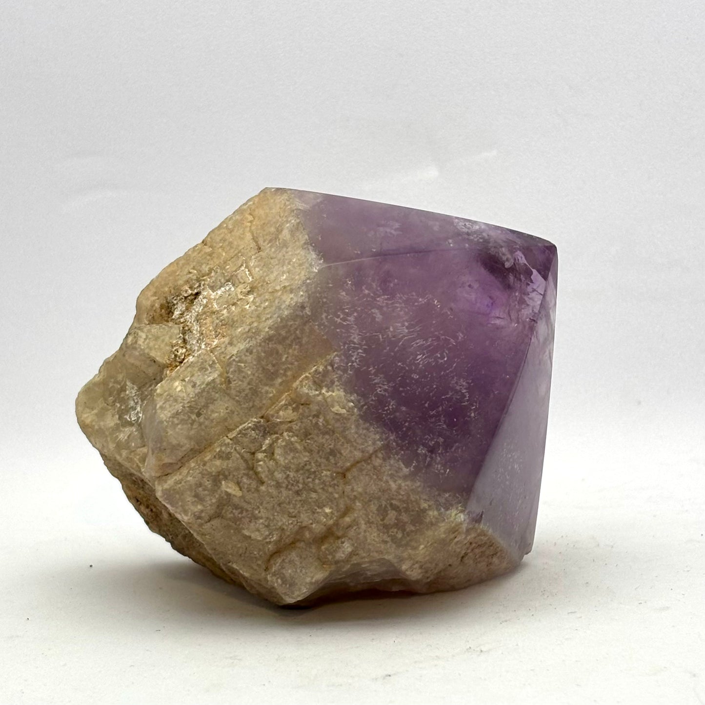 Amethystspitze / Natursockel, polierte Oberseite - 8 cm Amethystspitze / Natursockel, polierte Oberseite - 8 cm