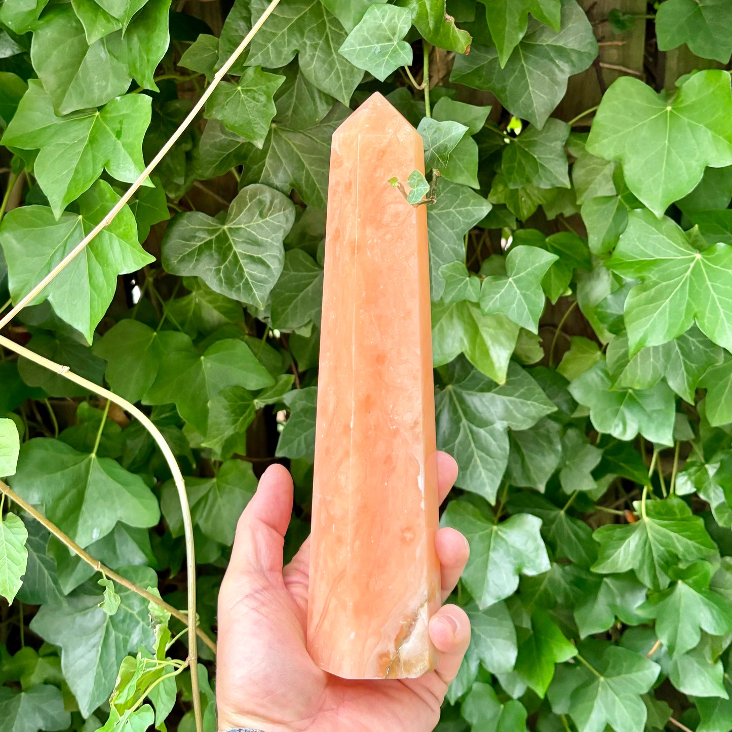 Obelisk aus orangefarbenem Calcit - 22,5 cm Obelisk aus orangefarbenem Calcit - 22,5 cm