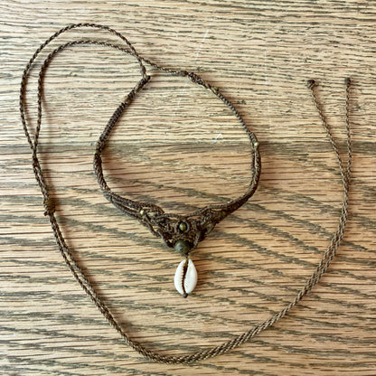 Brasilianskt Macramé-halsband med cowrie och unakit