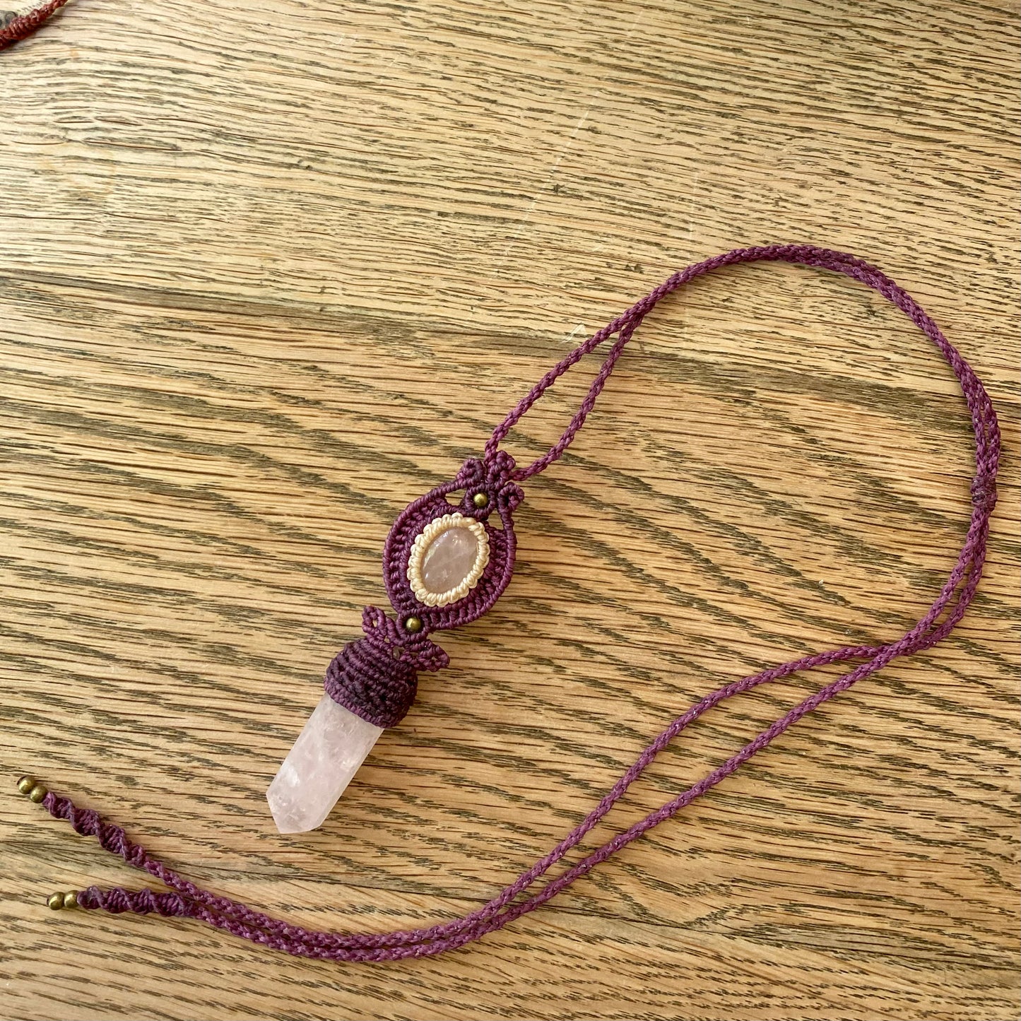 Brazilian Macramé halsband med Rose Quartz Brazilian Macramé halsband med Rose Quartz