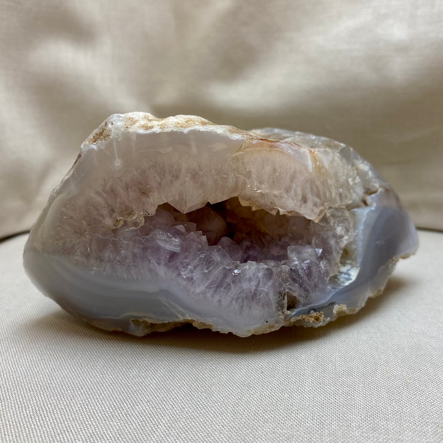 Ametistagat geode, polerad 10,5 cm Ametistagat geode, polerad 10,5 cm