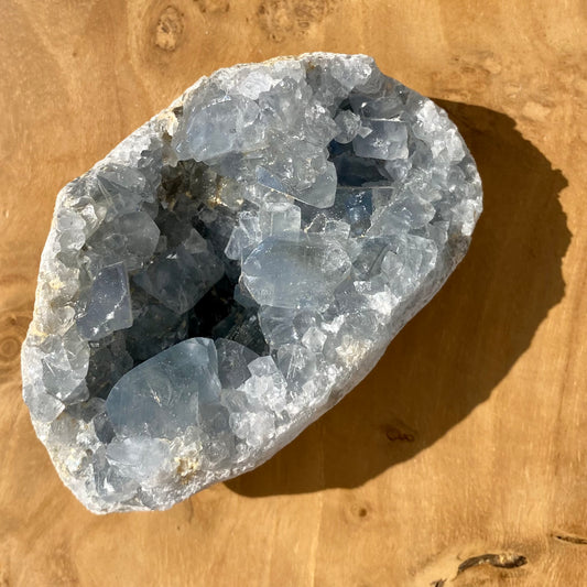 Billede af Celestite geode fragment 458 gram 10 cm