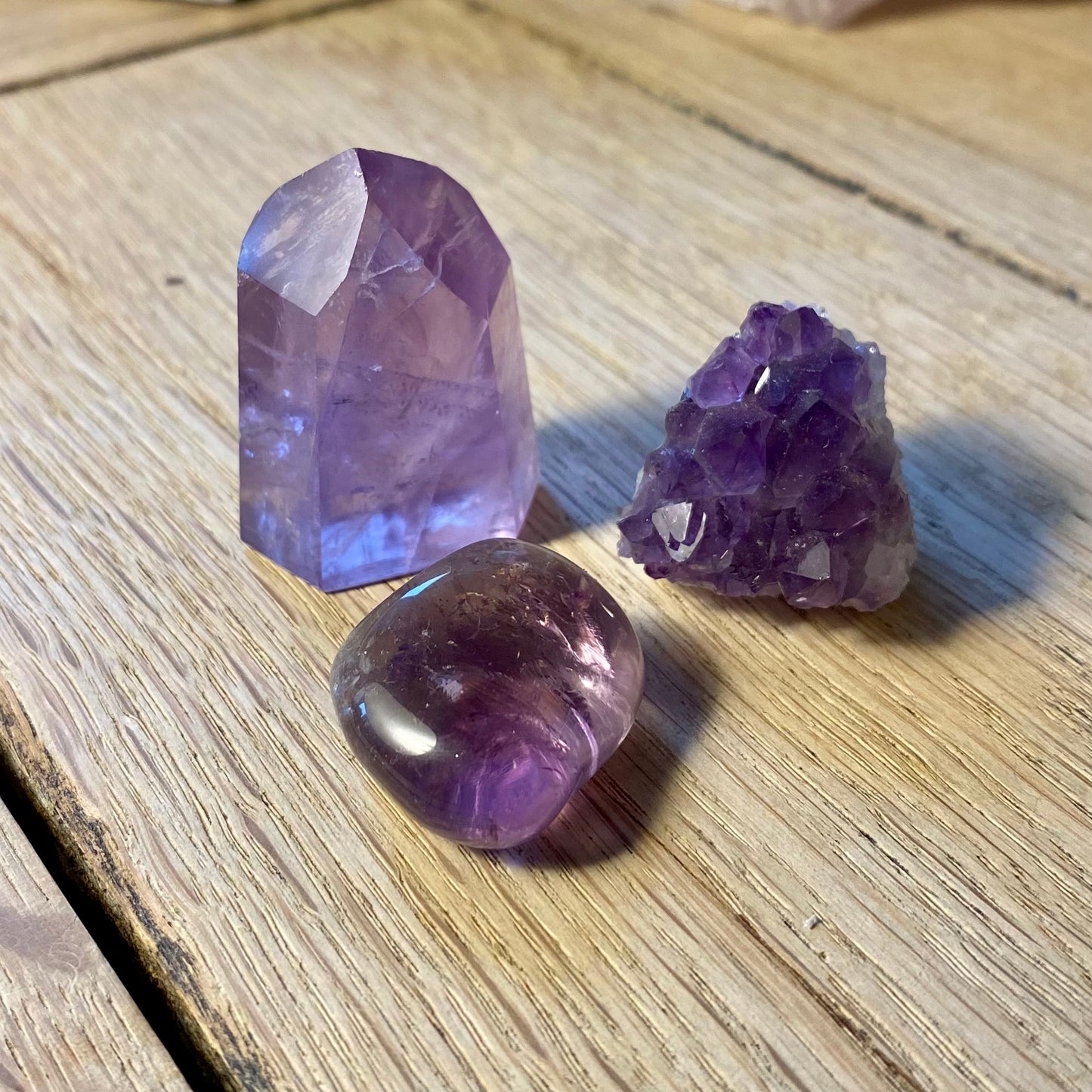 Amethyst-Variation, polierte Amethystspitze, Edelstein und Druse Amethyst-Variation, polierte Amethystspitze, Edelstein und Druse