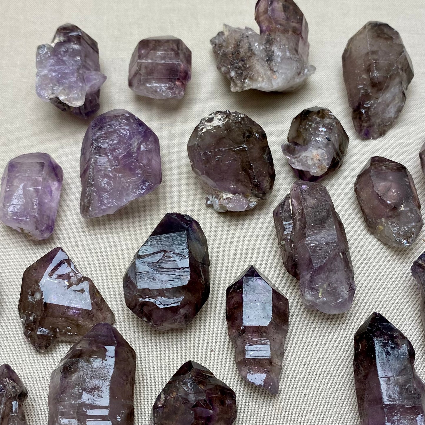 Rauchige Chiredzi-Amethyst-Zepterköpfe Rauchige Chiredzi-Amethyst-Zepterköpfe