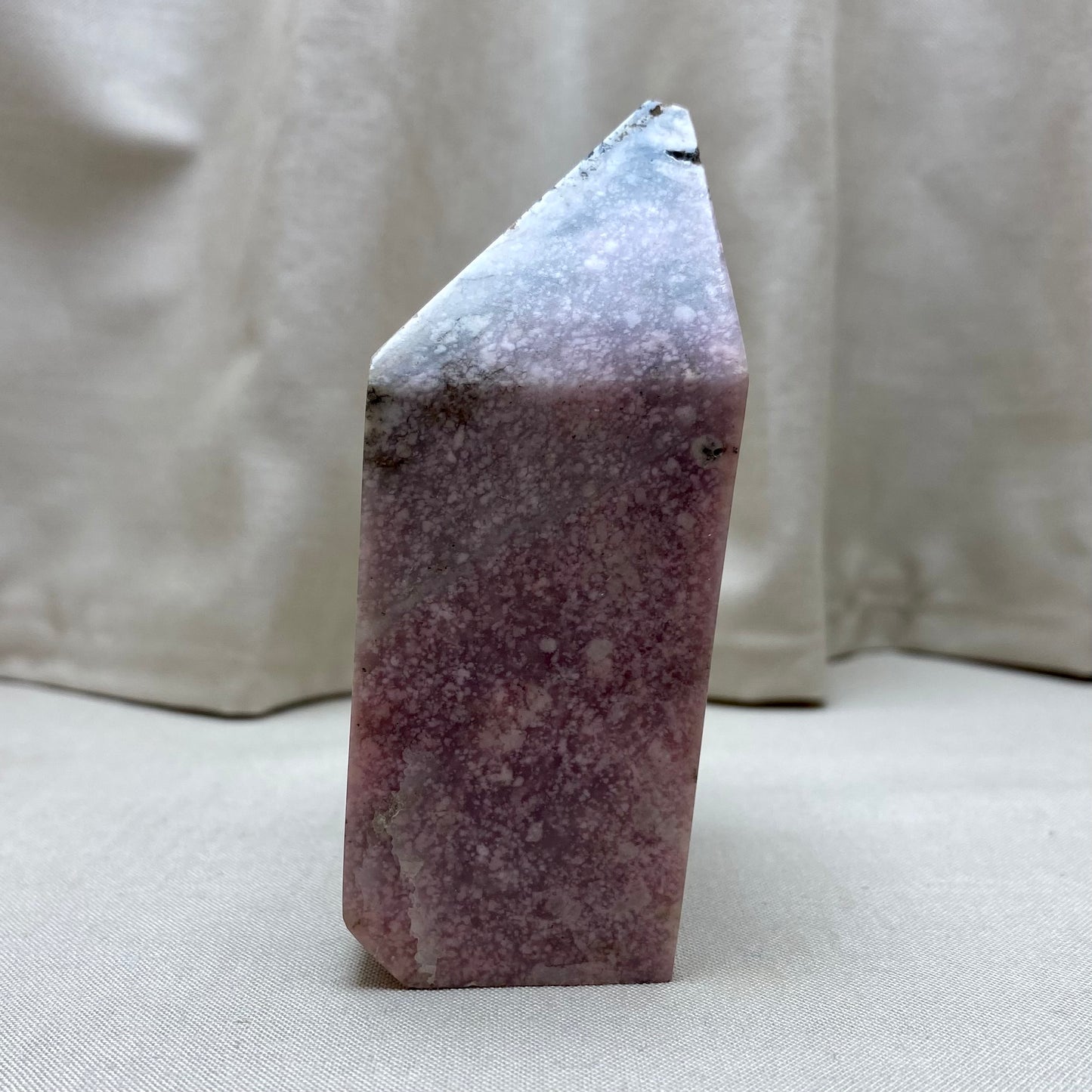 Thulite skulptur 9 cm Thulite skulptur 9 cm