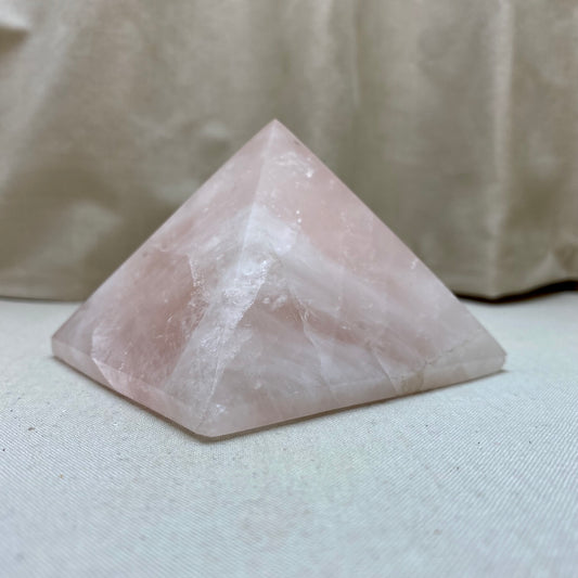 Billede af Pyramid Rose Quartz - 8 x 6 cm