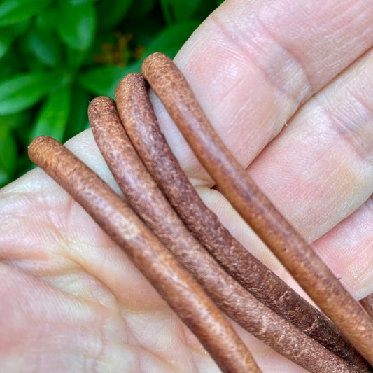 Billede af Rund Lædersnor mørk naturlig - 5 mm, lb.m.