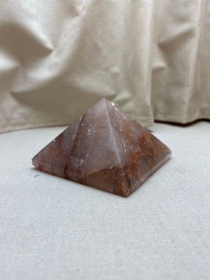 Hämatoidquarz Pyramide 7,5 x 5 cm