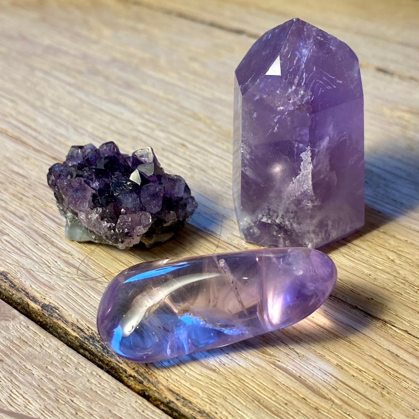 Amethyst-Variation, polierte Amethystspitze, Edelstein und Druse Amethyst-Variation, polierte Amethystspitze, Edelstein und Druse