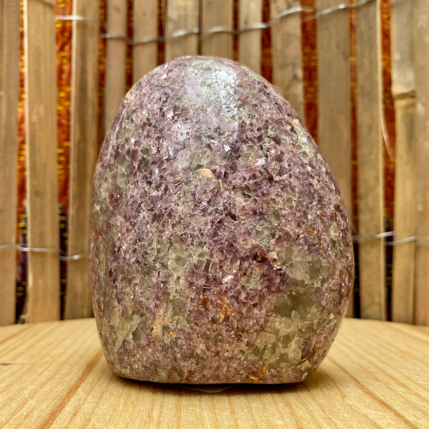 Lepidolite friform - 560 gram Lepidolite friform - 560 gram