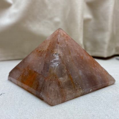 Hämatoidquarz Pyramide 7,5 x 5 cm