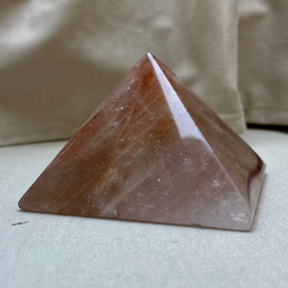 Hämatoidquarz Pyramide 7,5 x 5 cm