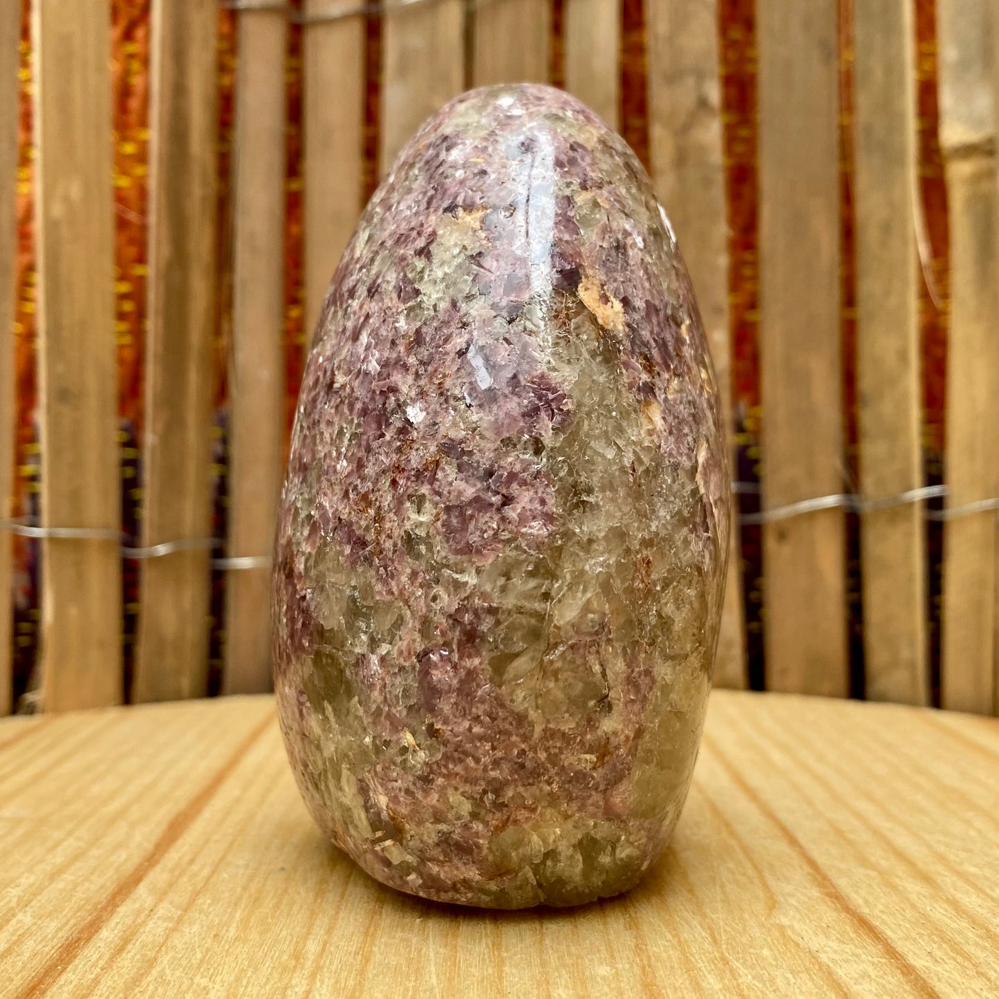 Lepidolite friform - 560 gram Lepidolite friform - 560 gram