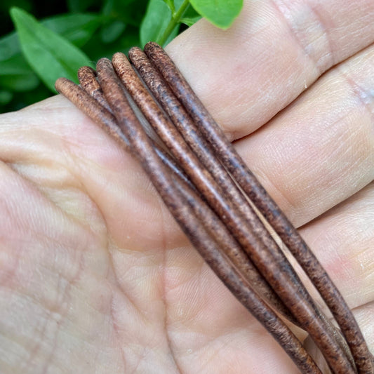 Billede af Rund lädersnöre mörk natur - 3 mm, lb.m.